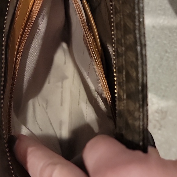 Michael Kors Jet Set Travel Large Logo Messenger Bag~EUC - Picture 14 of 16